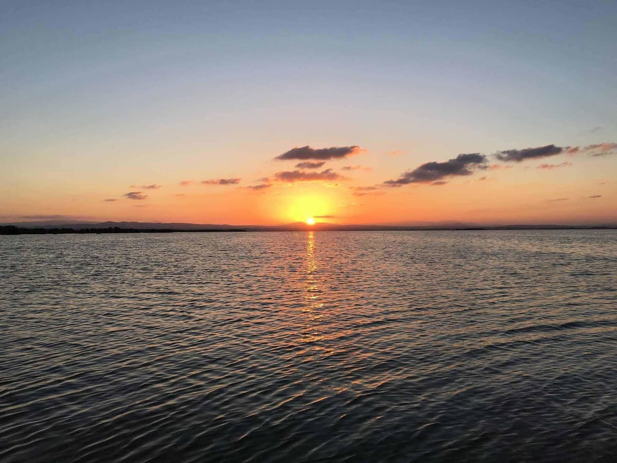 Puesta de sol romántica sobre la Albufera de Valencia